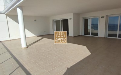 Bonito apartamento moderno cerca de la playa con vistas panorámicas.